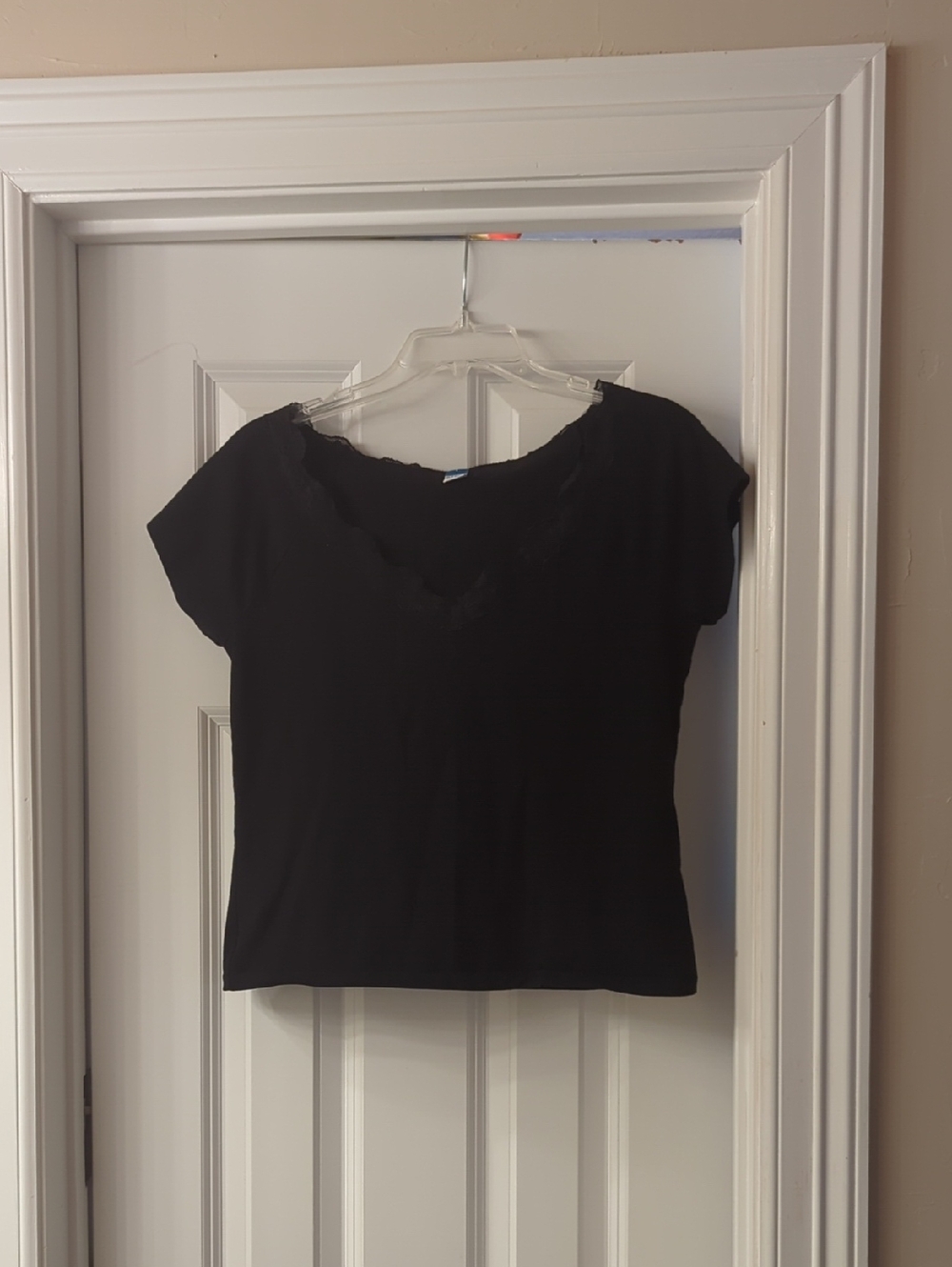 Old Navy Black Scoop V-Neck Short Sleeve Cropped Tee